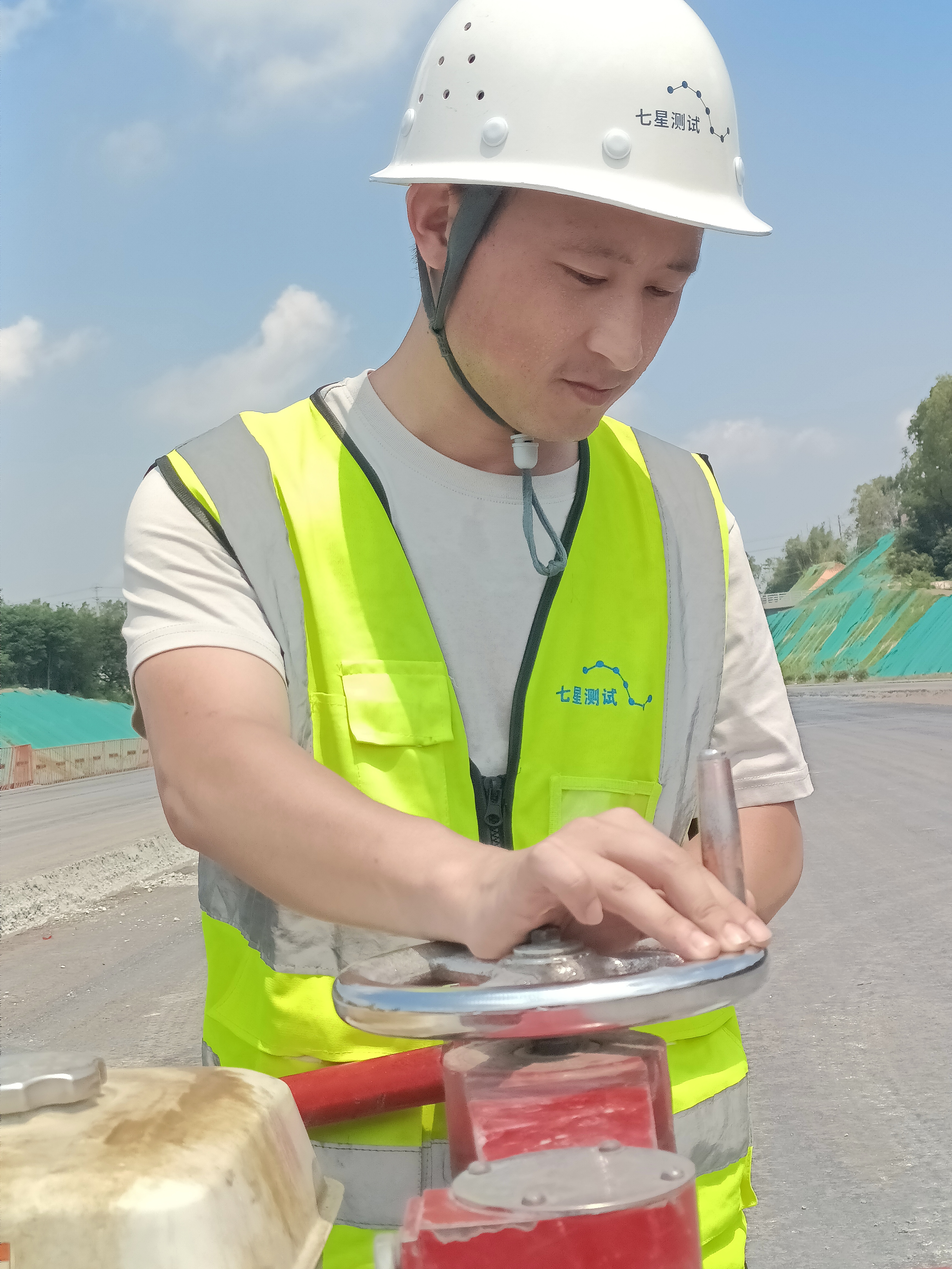 设计总院七星测试检测工程师严春松冒着高温在太蕲高速项目建设一线开展路面水稳基层取芯检测。.jpg